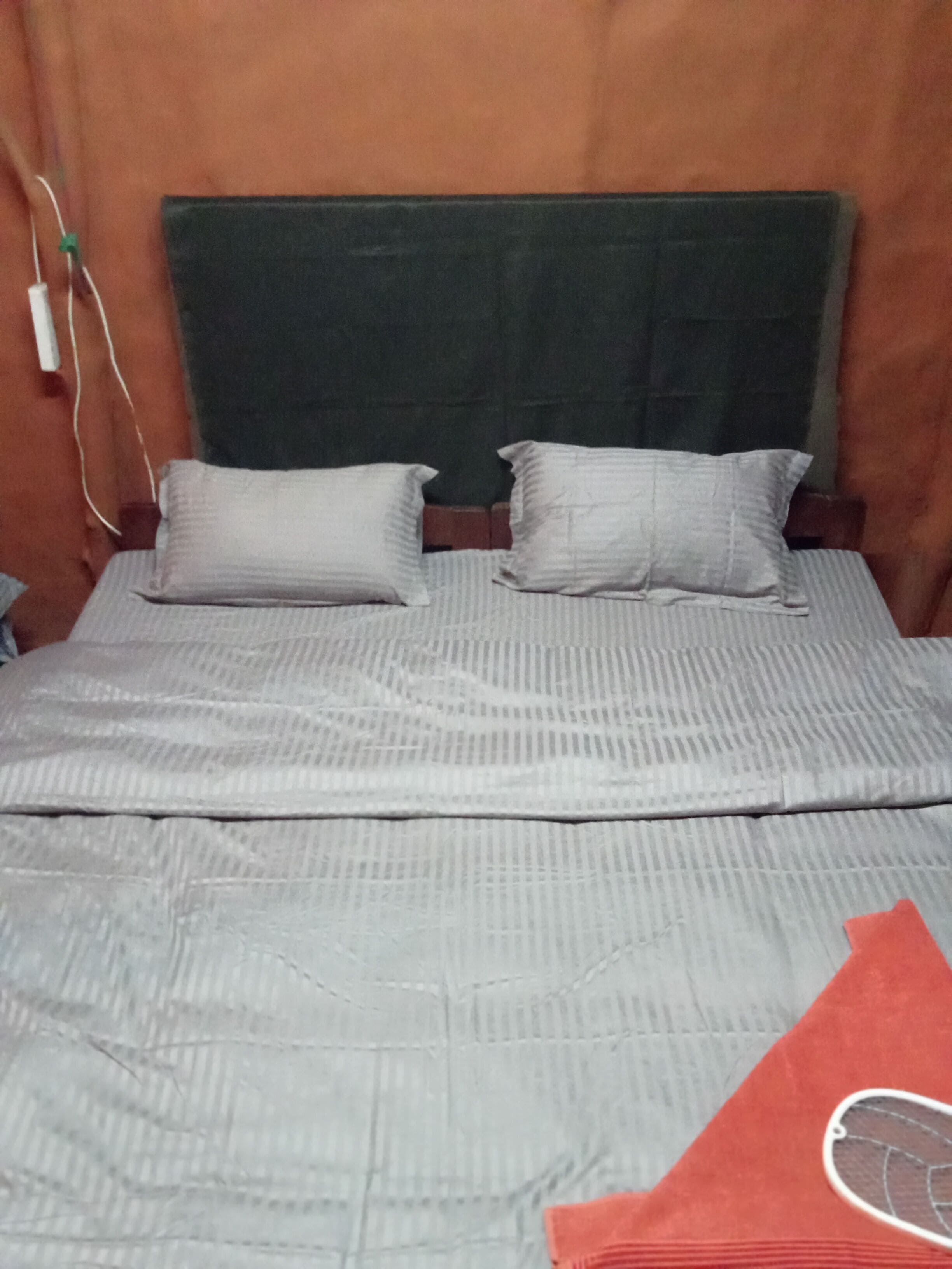 Escritorio y espacio para trabajar con un portátil