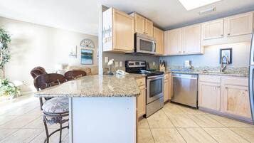 Condo, 1 quarto | Cozinha privada | Cafeteira/chaleira, geladeira, fogão