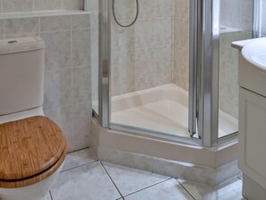 A bathroom with a toilet, a shower enclosure, and a bathtub. - Spacious Holiday Home in Newquay (St. Columb Major)