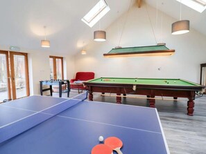 A room with a ping pong table, a pool table, and a foosball table. - Devon Cottage With Games Room (Exeter)