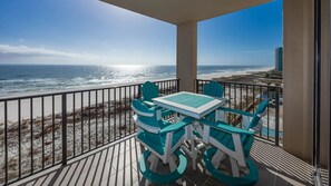 Un balcone con vista sulla spiaggia e sull'oceano.