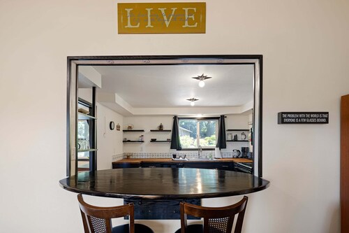 Wake Robin House - Comfortable & Close To Campus 4 Bedroom Home