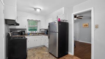 House, 3 Bedrooms | Private kitchen