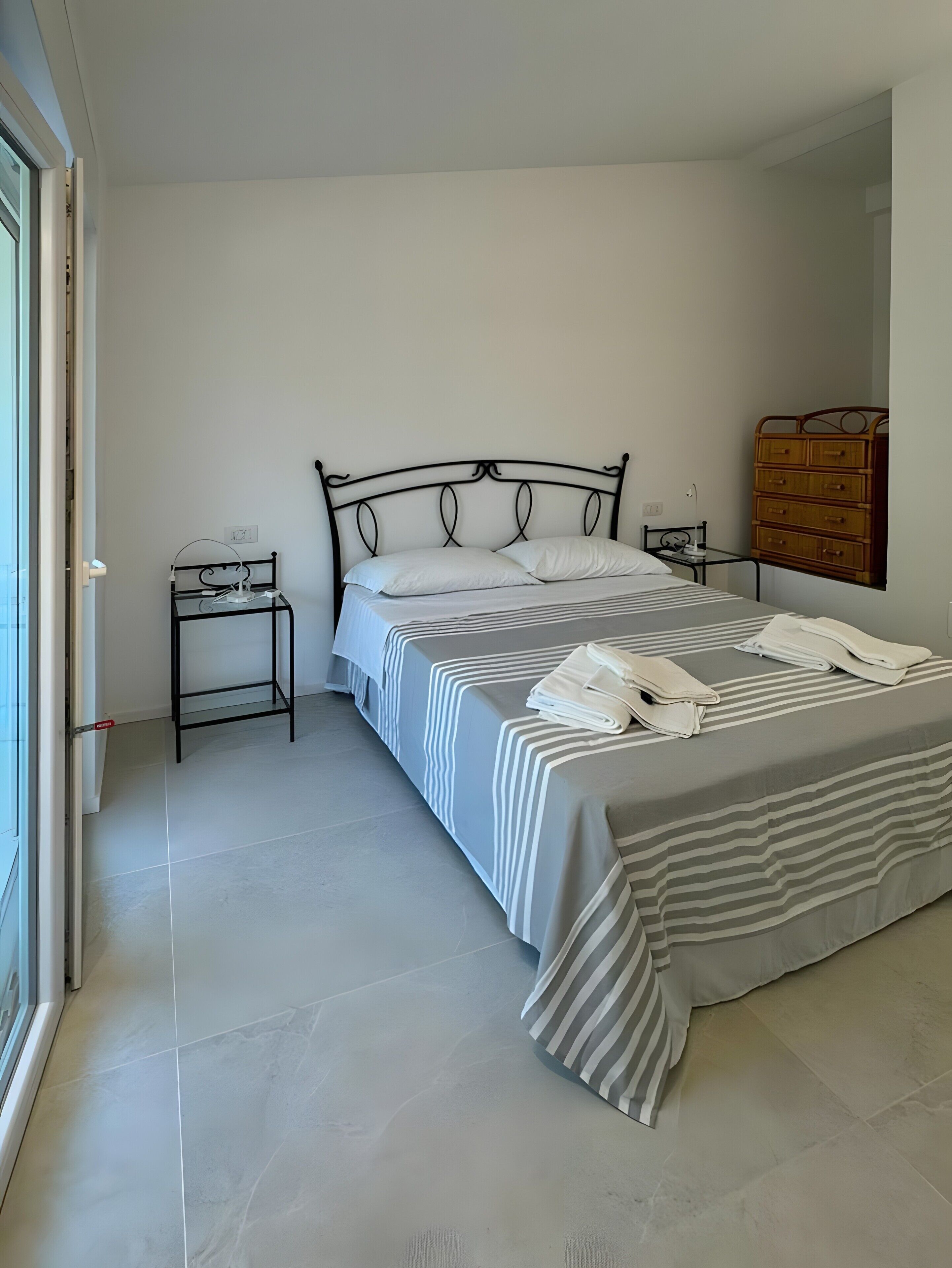 3 habitaciones, tabla de planchar con plancha, wifi y ropa de cama 