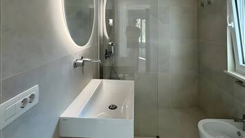 Shower, hair dryer, towels