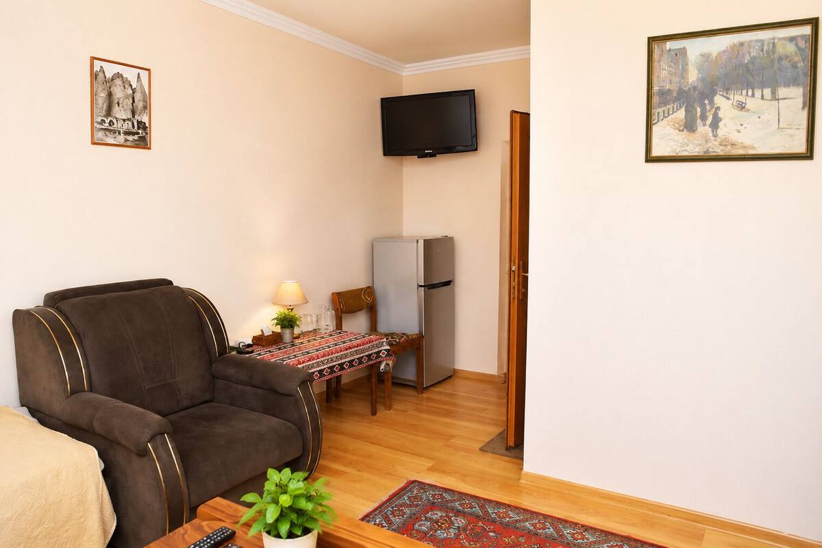 Habitación triple, balcón | Sistema de insonorización, tabla de planchar con plancha, wifi gratis