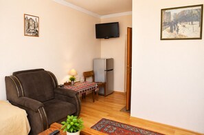 Habitación triple, balcón | Sistema de insonorización, tabla de planchar con plancha, wifi gratis