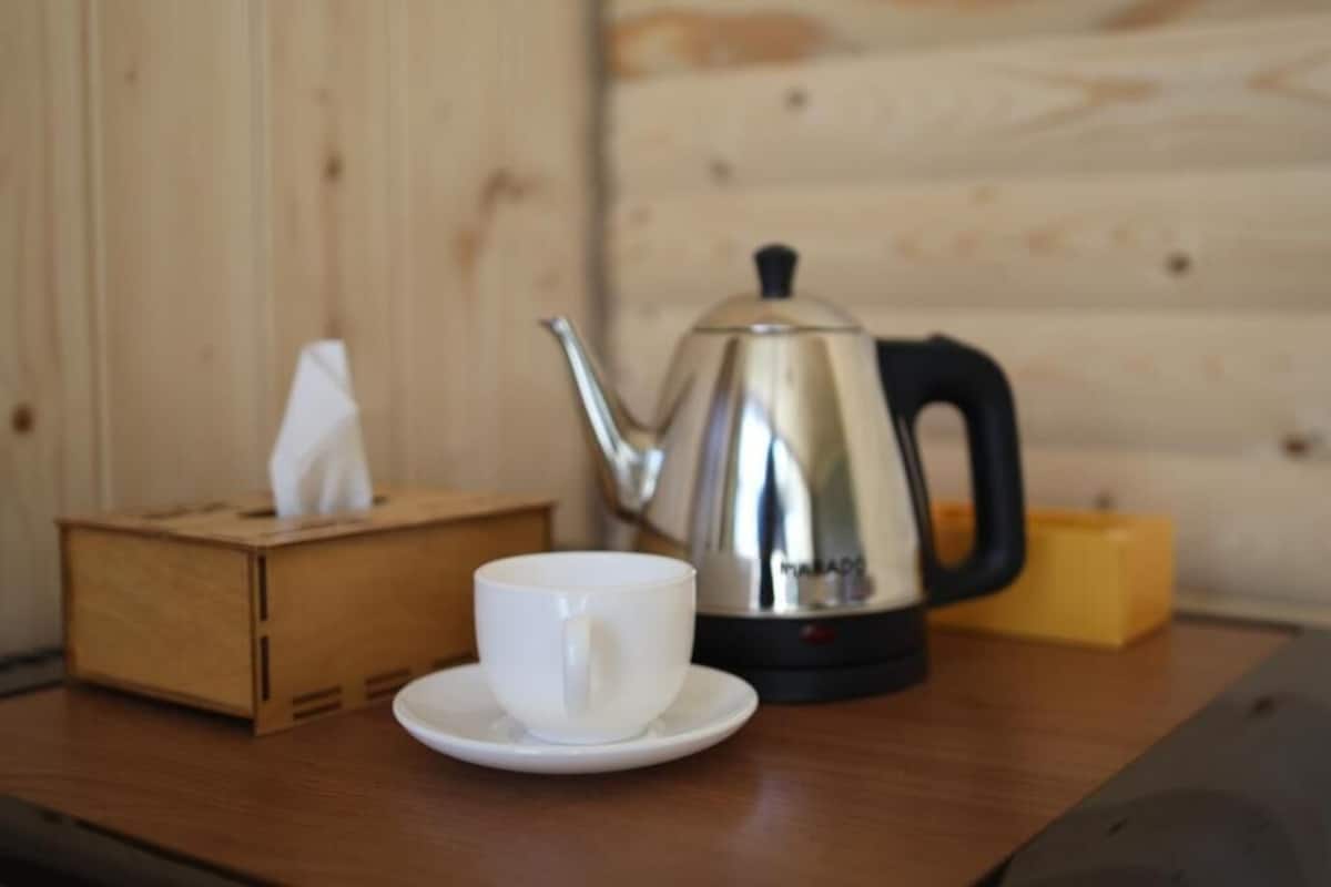Habitación triple, balcón, vista a la ciudad | Café y/o cafetera