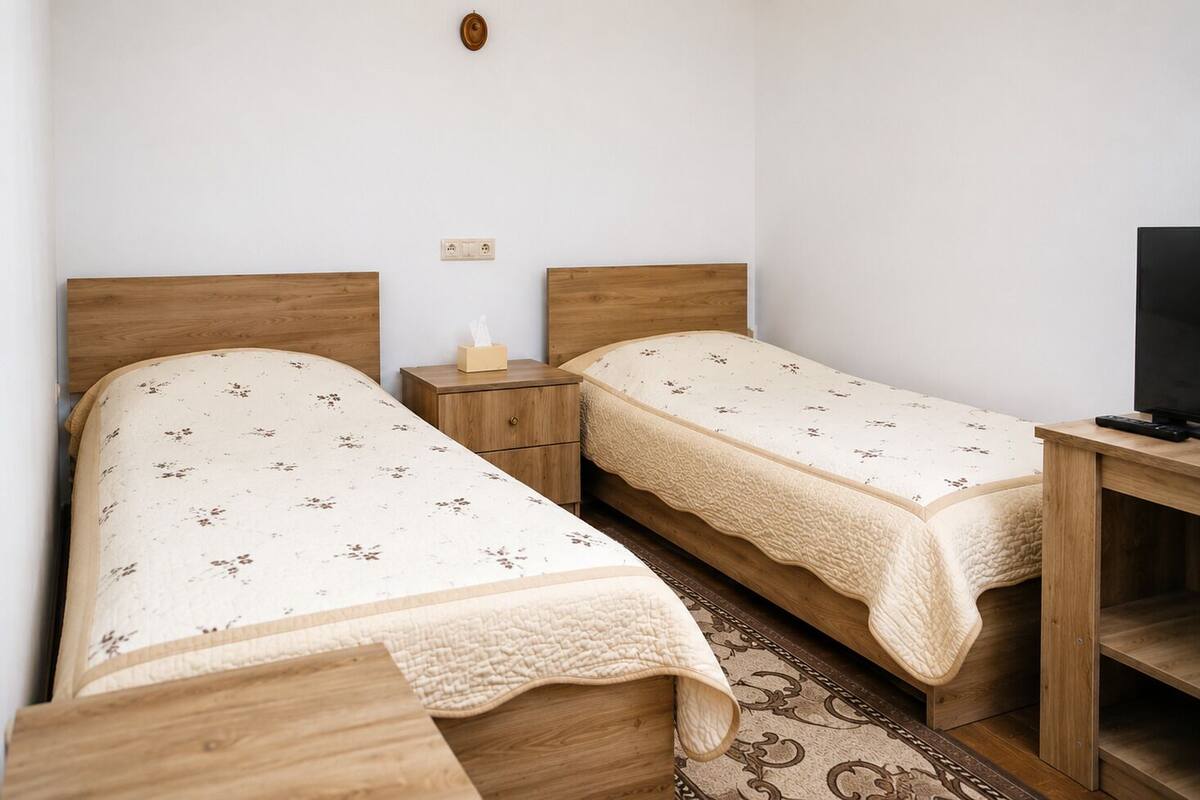 Habitación con 2 camas individuales | Sistema de insonorización, tabla de planchar con plancha, wifi gratis
