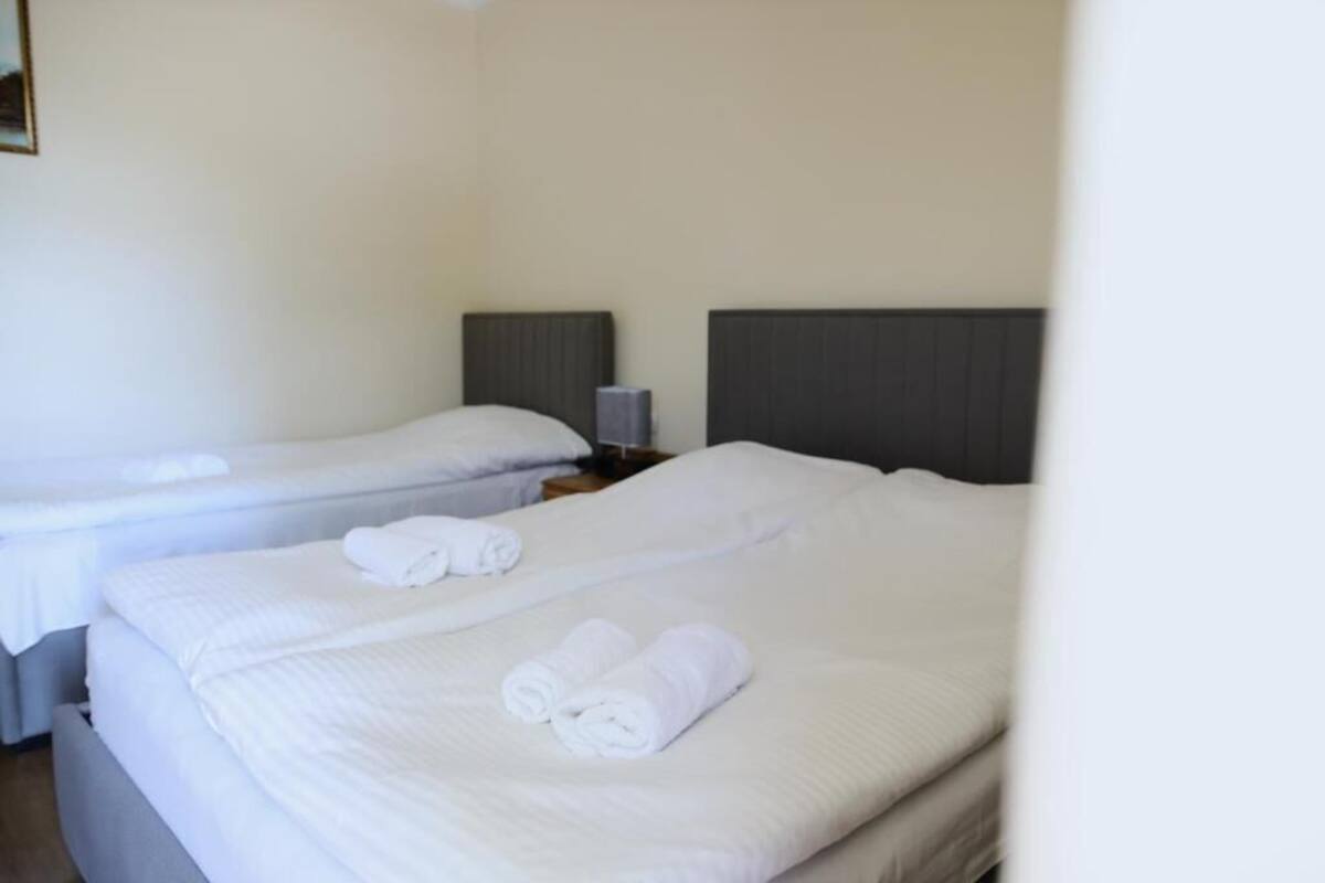 Habitación cuádruple Confort, balcón, vista a la ciudad | Insonorización, tabla de planchar con plancha y wifi gratis