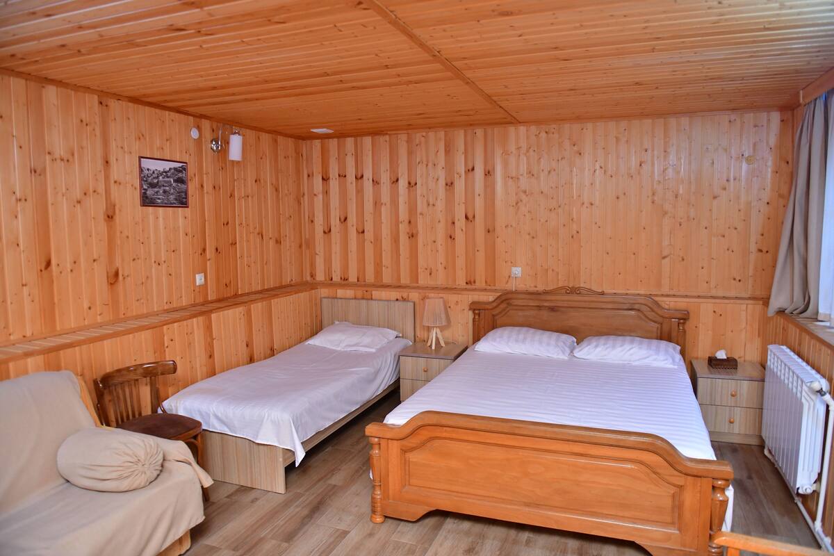 Habitación cuádruple Confort, balcón | Sistema de insonorización, tabla de planchar con plancha, wifi gratis