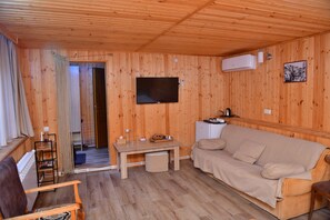Habitación cuádruple Confort, balcón | Sistema de insonorización, tabla de planchar con plancha, wifi gratis