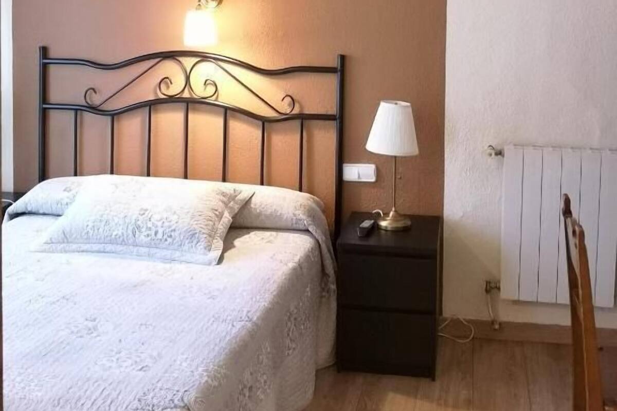 Double Room, Courtyard View | Desk, WiFi (free), bed sheets