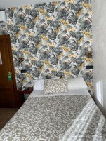 Habitación doble, vistas al patio | Escritorio, wifi gratis, ropa de cama