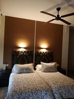 Escritorio, wifi gratis, ropa de cama