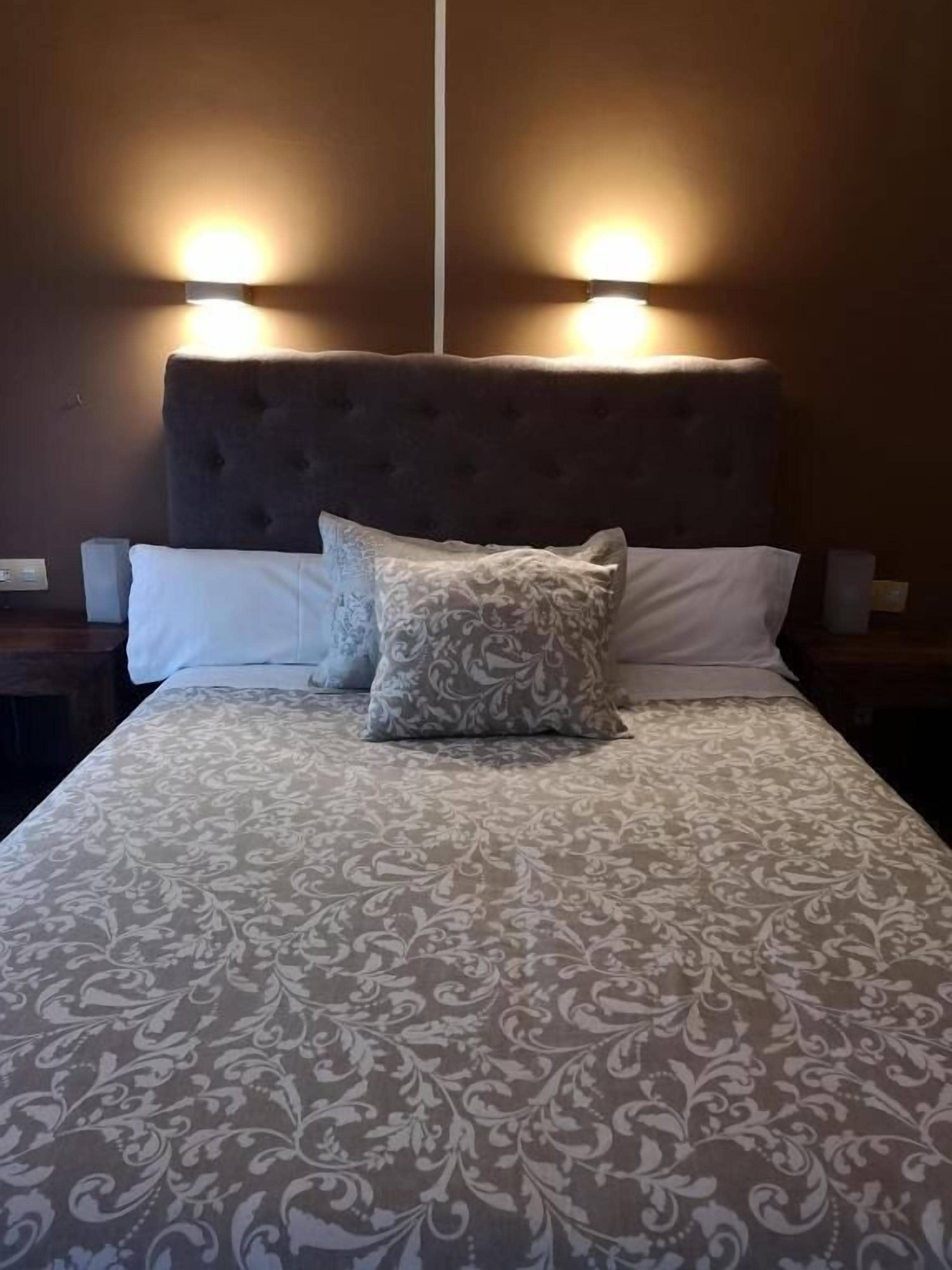 Double Room, Courtyard View | Desk, WiFi (free), bed sheets