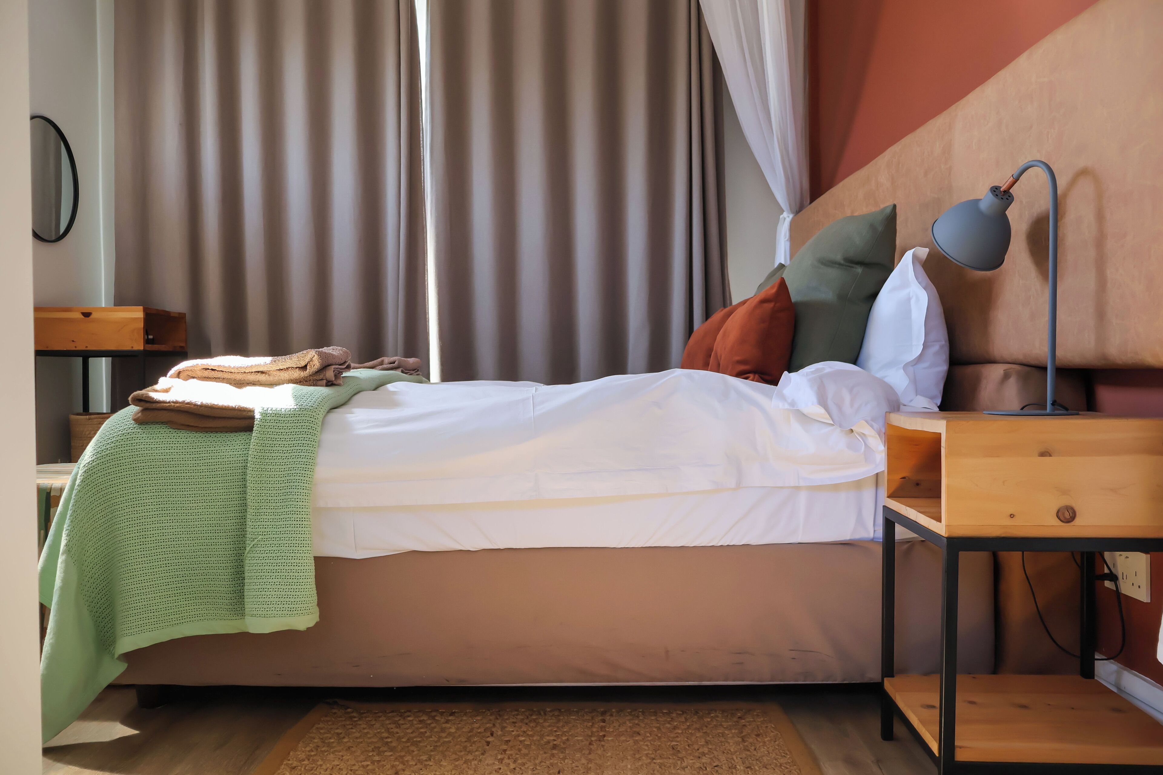 Comfort appartement | Een kluis op de kamer, een bureau, een laptopwerkplek