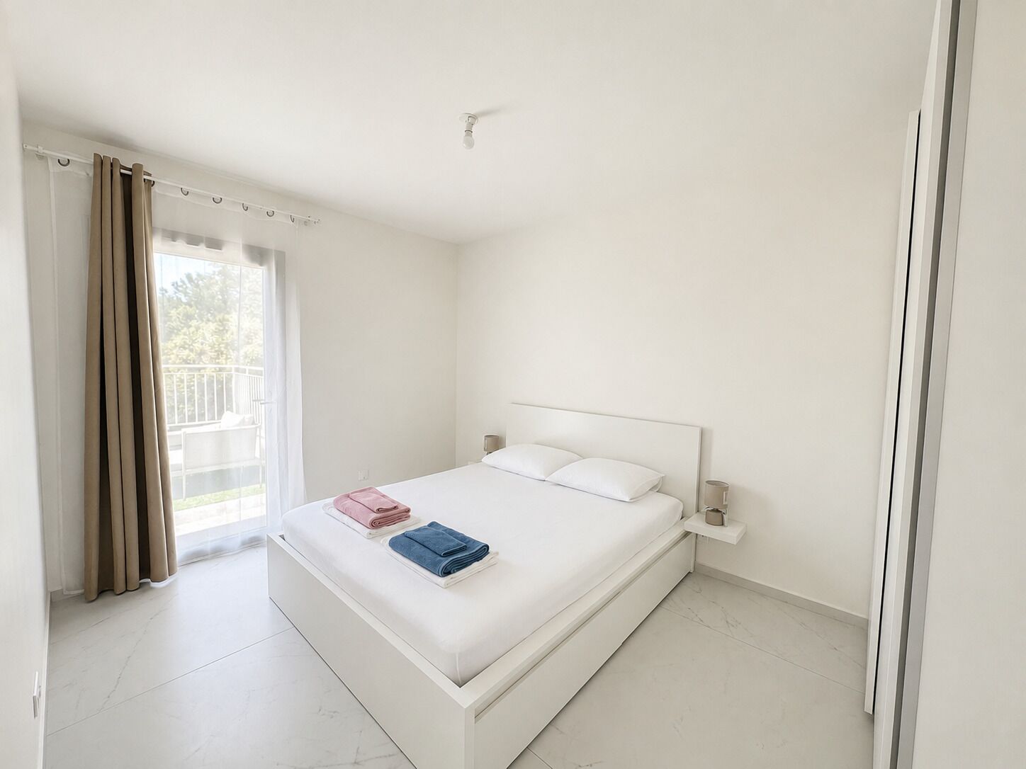 2 habitaciones, tabla de planchar con plancha, wifi y ropa de cama 