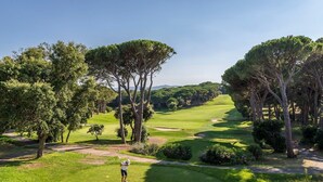 A golf course with a clear path, trees, and a golfer. - New three-room apartment in a quiet neighborhood, Valescure district (Saint-Raphaël)