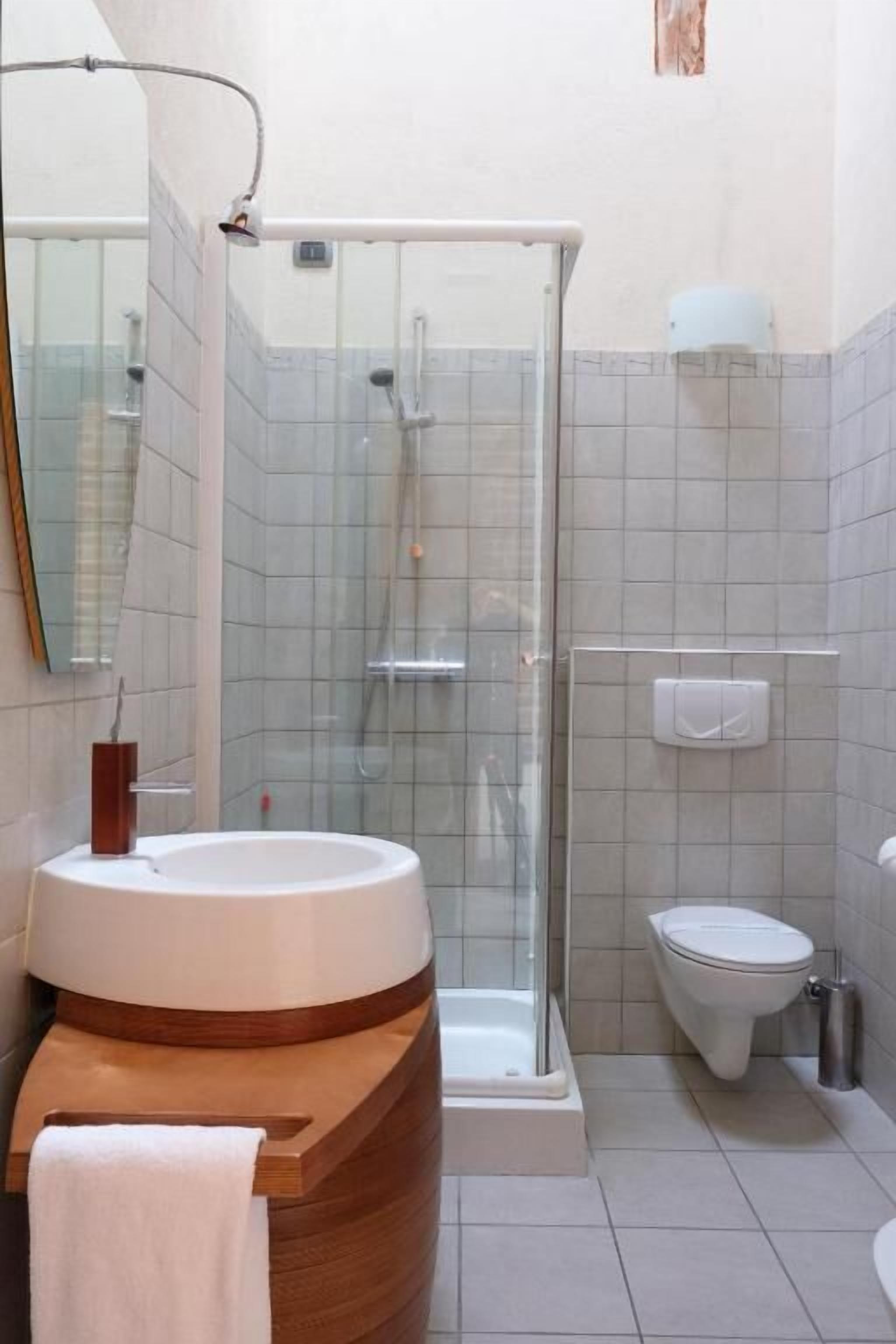 Habitación básica con 2 camas individuales | Baño | Tina y regadera independientes, secadora de cabello, toallas 