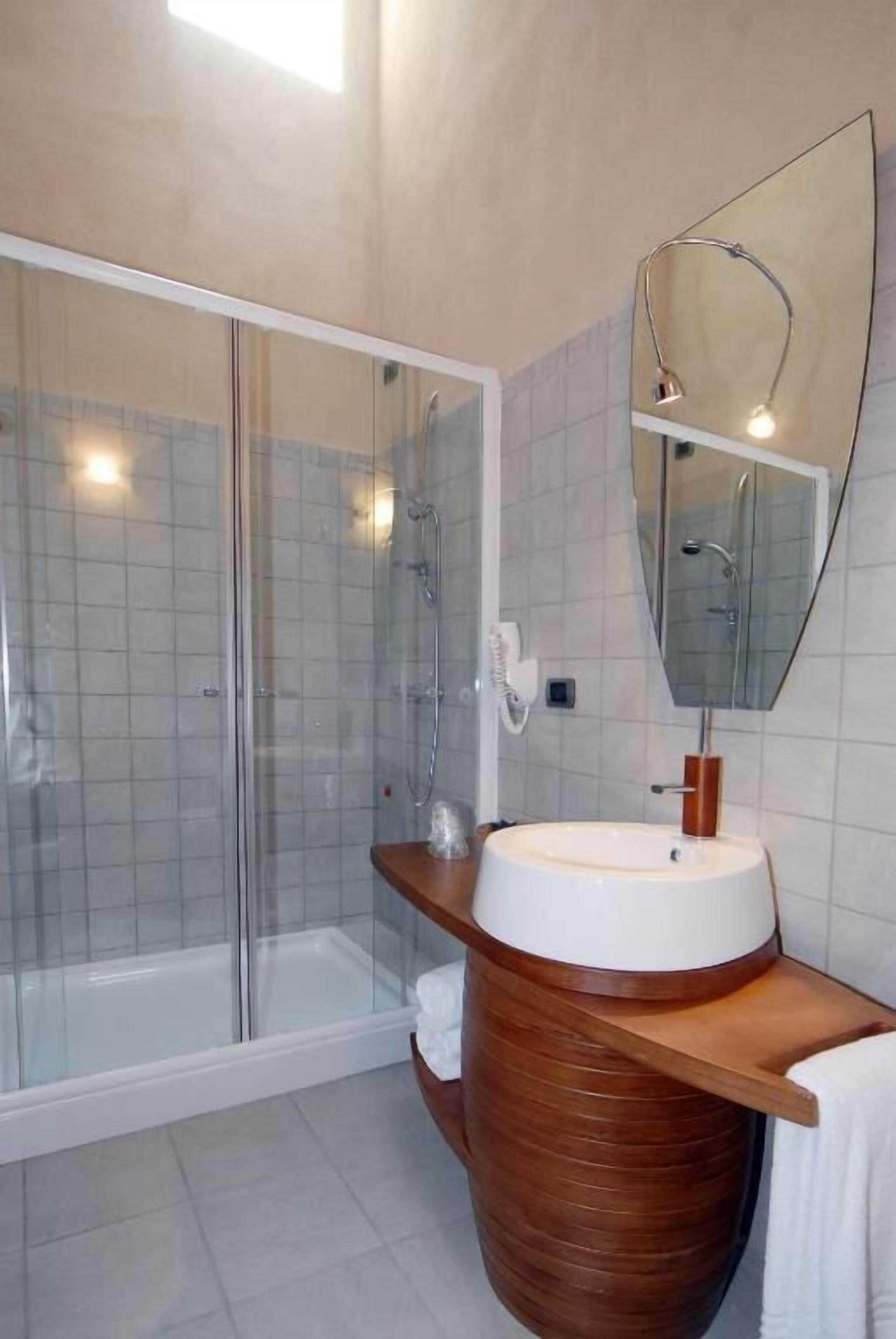 Deluxe Double Room | Bathroom | Separate tub and shower, hair dryer, towels
