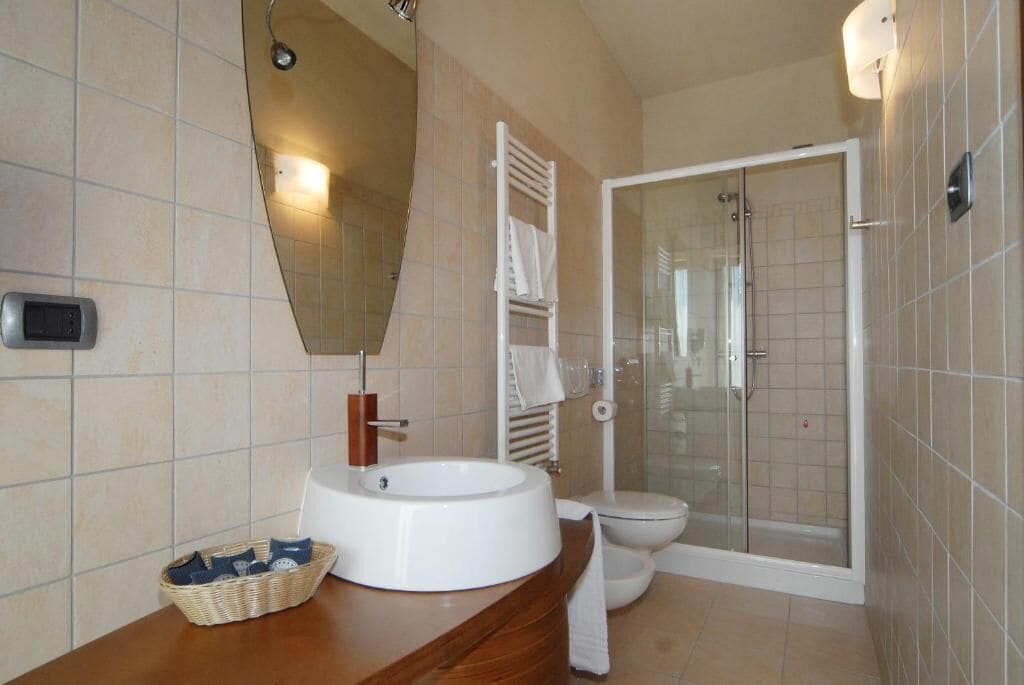 Bañera y ducha independientes, secador de pelo, toallas