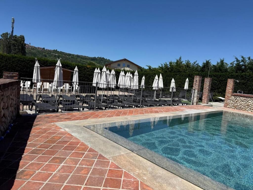 Una piscina al aire libre de temporada, sillones reclinables de piscina