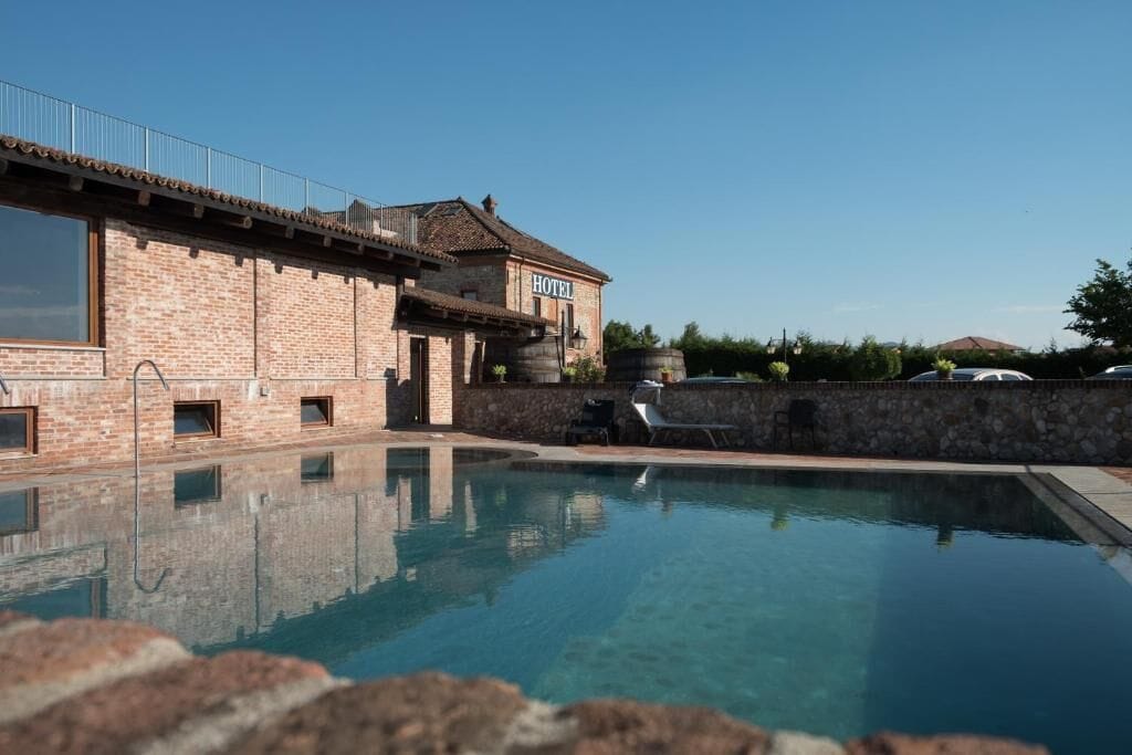 Una piscina al aire libre de temporada, sillones reclinables de piscina