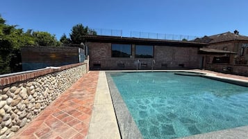 Sæsonbestemt udendørs pool, åben fra kl. 10.00 til kl. 19.00, liggestole