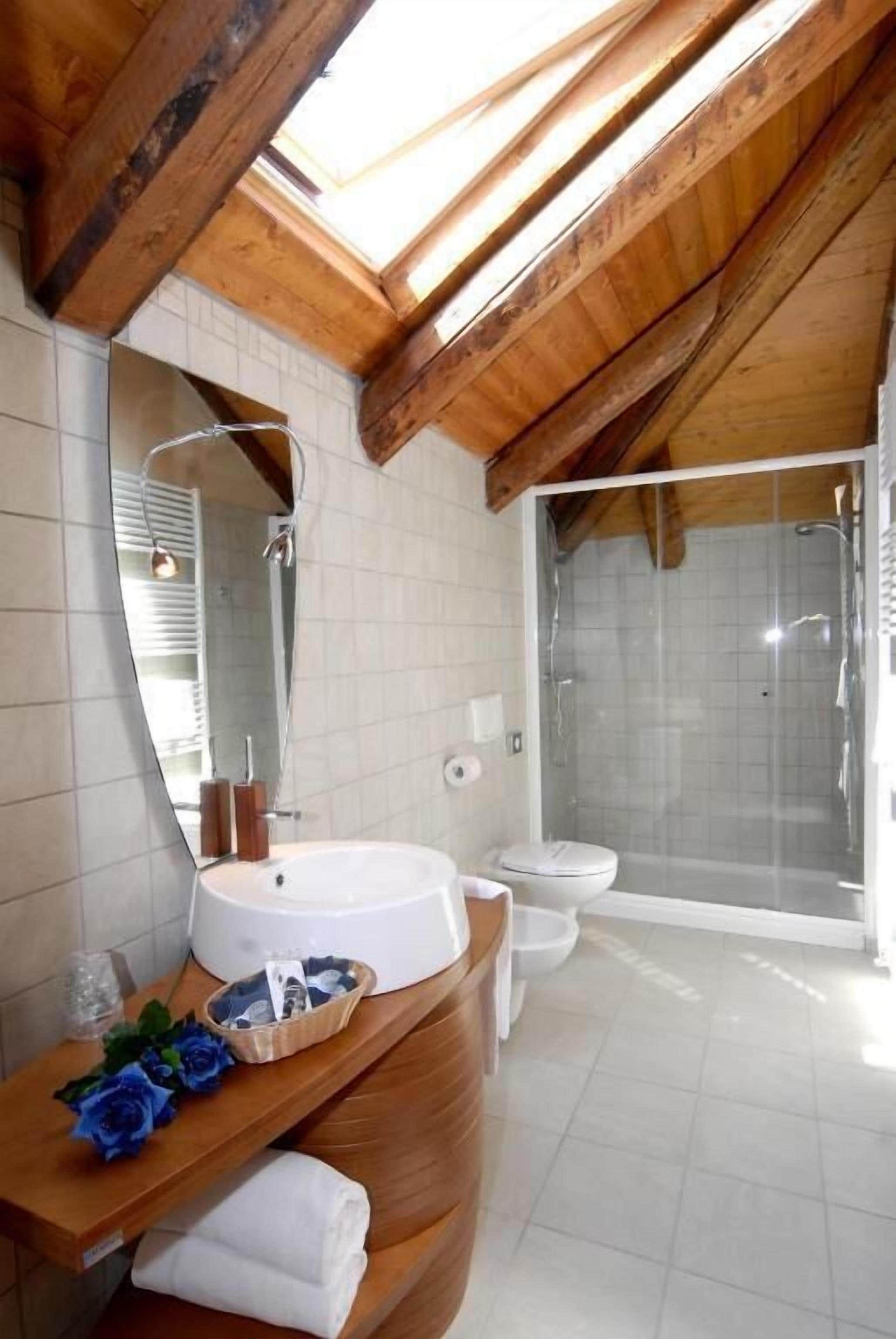 Superior Double Room | Bathroom