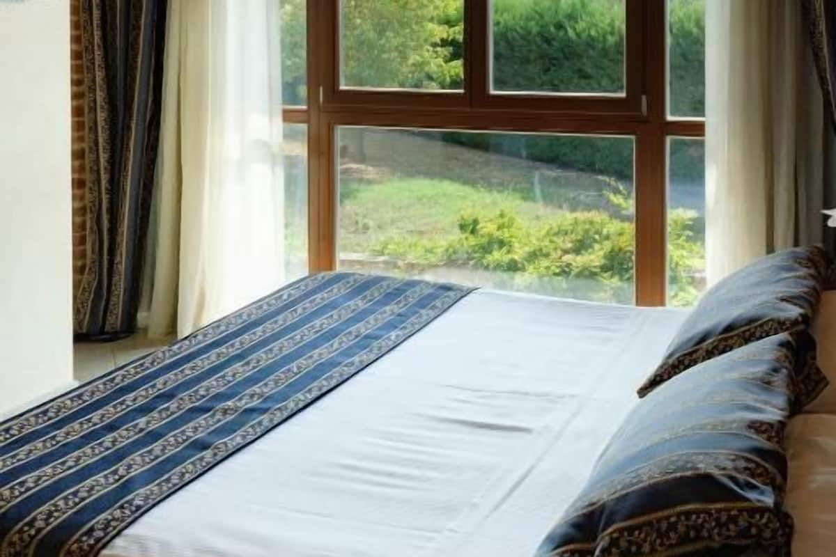 In-room safe, desk, blackout drapes, WiFi (free)