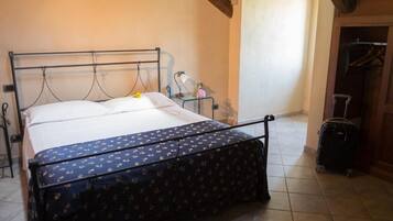 Deluxe Double Room | In-room safe, desk, blackout drapes, WiFi (free)