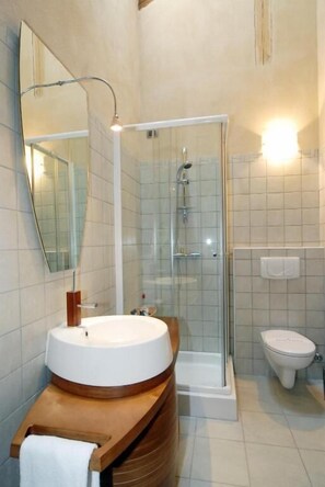 Singola Basic | Bagno | Vasca e doccia separate, asciugacapelli, asciugamani
