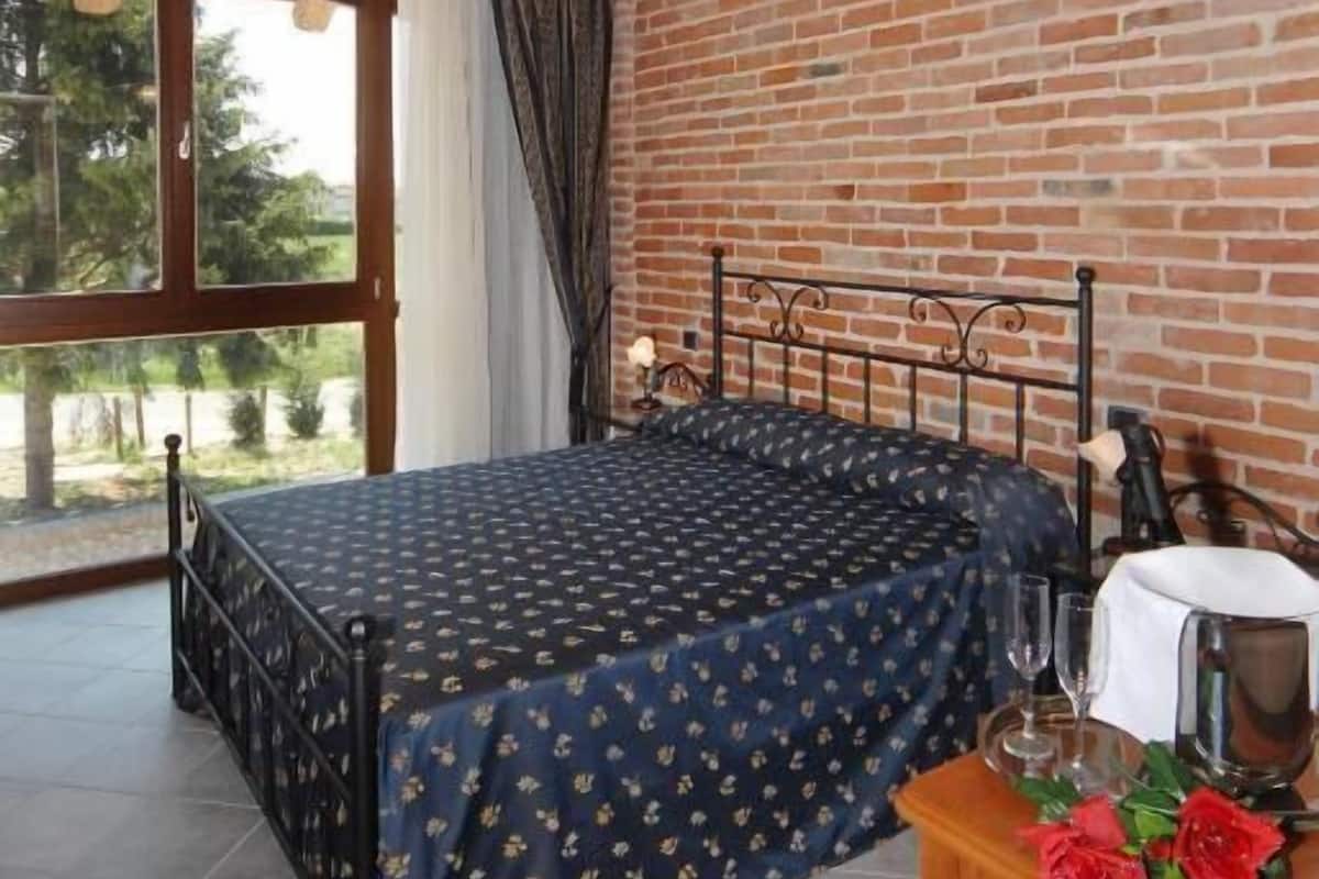 Deluxe Double Room | In-room safe, desk, blackout drapes, WiFi (free)