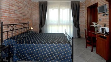 Caja de seguridad en la habitación, escritorio y cortinas blackout
