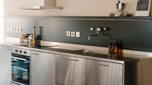 Eine moderne Küche mit Edelstahlgeräten, einem Backofen und einem Spülbecken.