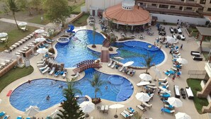 A multi-level pool area with various seating arrangements and a central bridge. - Amazing Oceanfront With Access Crocs Resort (Jacó)