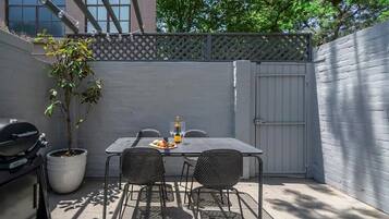 Apartment, 2 Bedrooms, Balcony | Outdoor dining