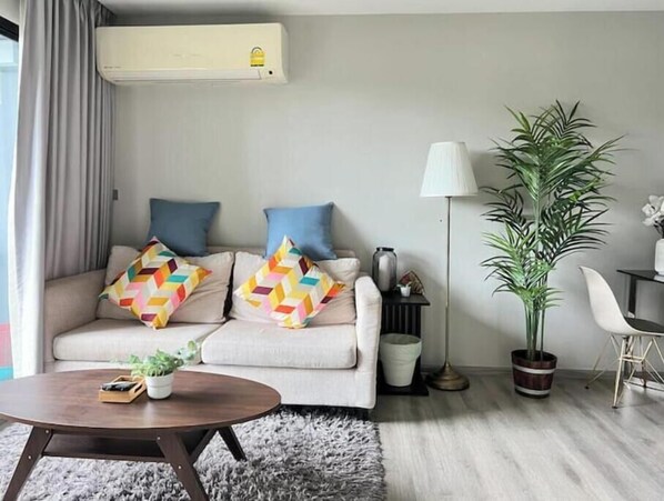 Living area - Vrbo Property (Krung Thep Maha Nakhon)