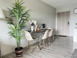 Dining - Vrbo Property (Krung Thep Maha Nakhon)