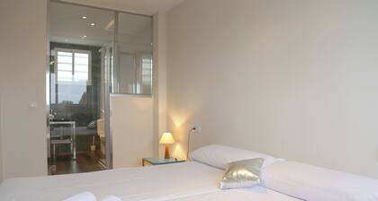 Beachfront villa in Valencia for up to 25 people.