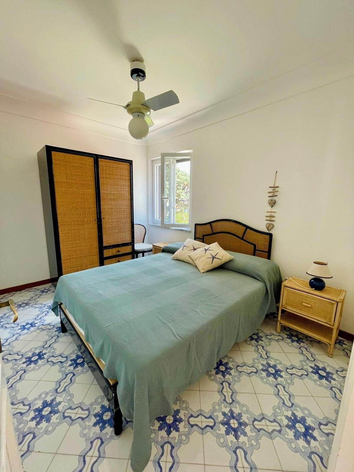 4 bedrooms, iron/ironing board, internet, bed sheets