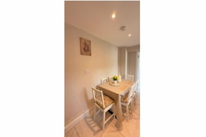 Dining - The Strand House
Stylish 3BR House Close to Connolly Station and Croke Park (Dublin 3)