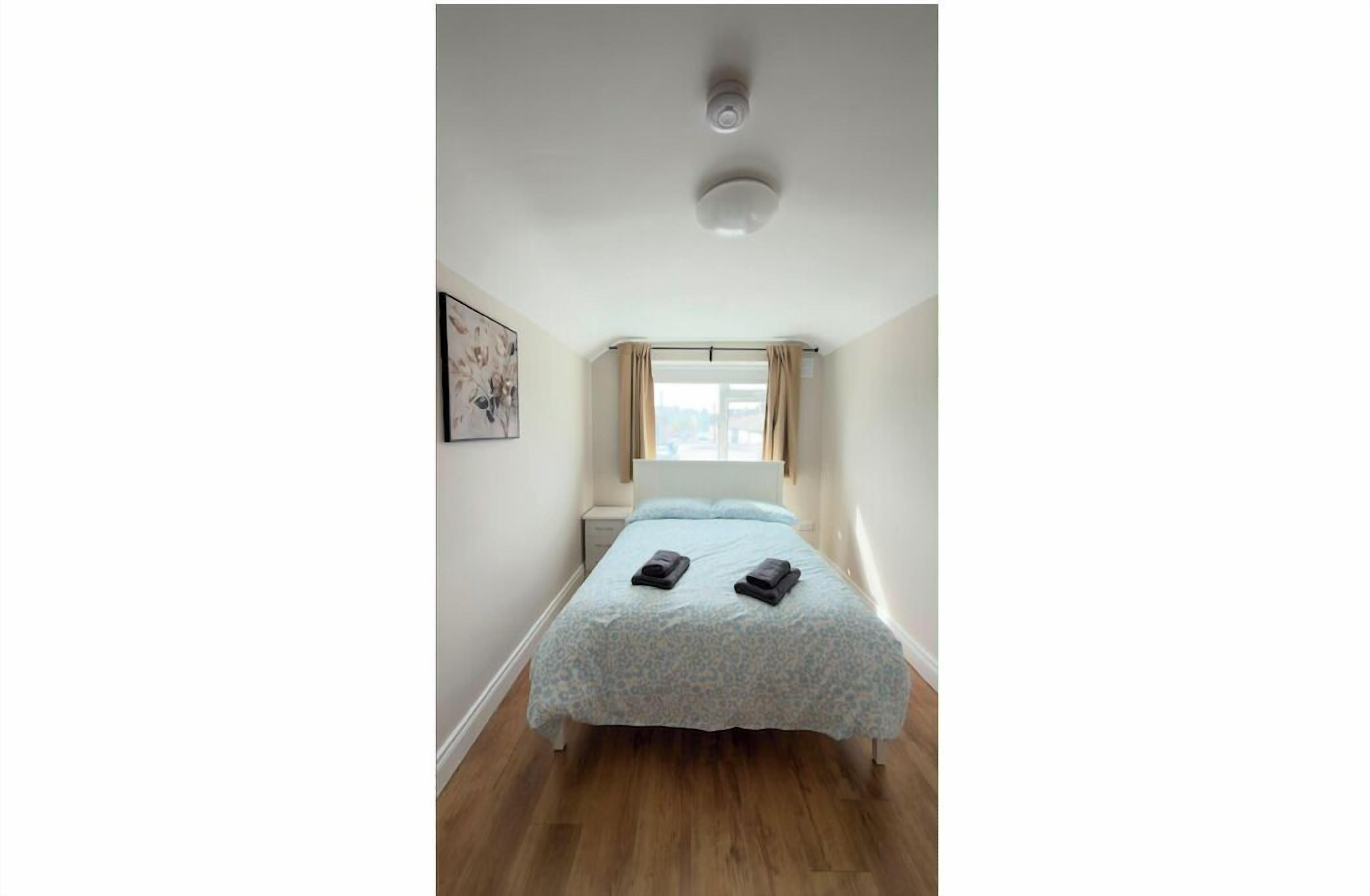 Iron/ironing board, free WiFi, bed sheets
