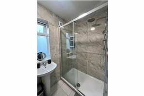 Shower, hair dryer, towels, soap - The Strand House
Stylish 3BR House Close to Connolly Station and Croke Park (Dublin 3)