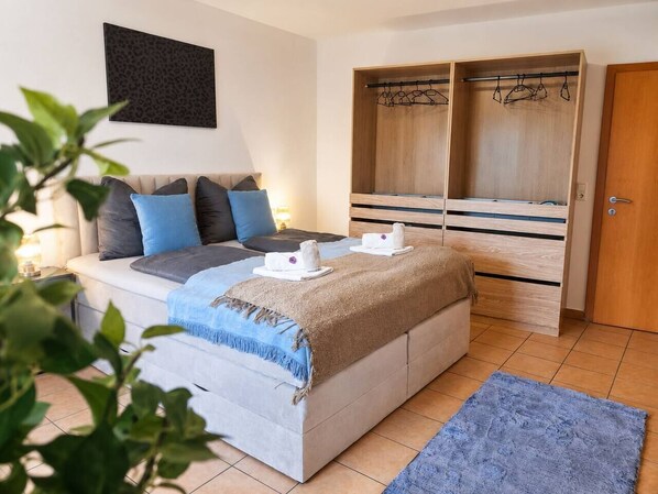 A bedroom with a bed, a wardrobe, a bedside table, and a lamp. - Faraway Homes Studio Eberstalzell #5 (Eberstalzell)