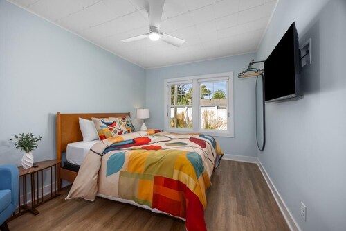 House Haven Steps From North Beach Walk to Town!