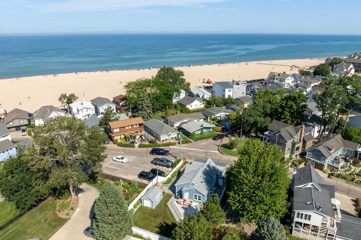Un barrio residencial con casas, una playa y una vista despejada del océano.