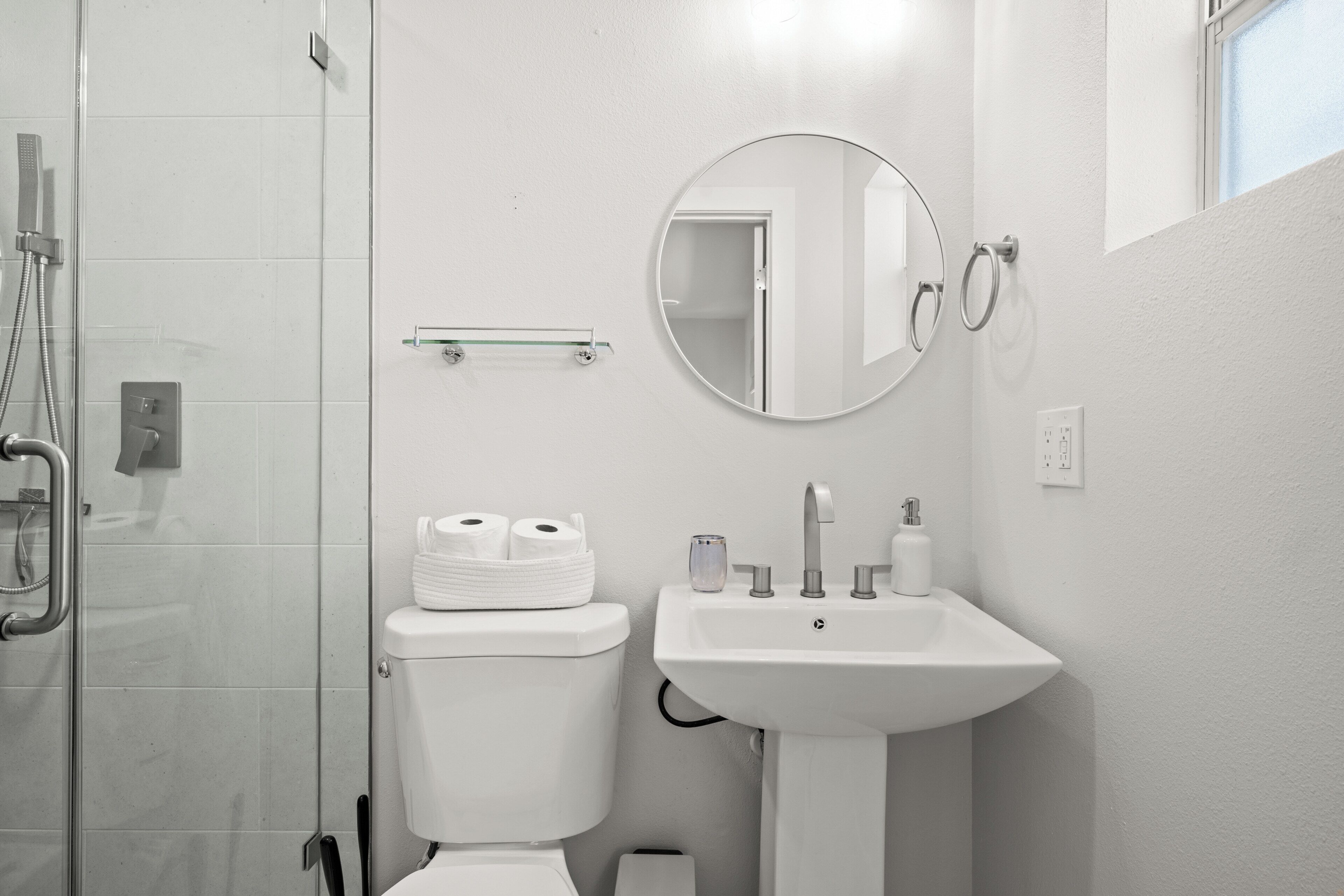 Une salle de bain avec des toilettes, un lavabo et une douche.