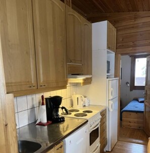 Kahvin-/teenkeitin, jääkaappi, mikroaaltouuni, uuni